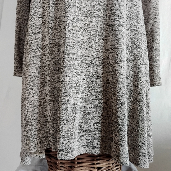 Women's French Atmosphere White & Grey Heathered Flowy Lightweight Knit Sweater - Picture 4 of 14